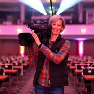 zwerger-kamerafrau-kameraoperator-kamermann-schulterkamera-tvkameramann